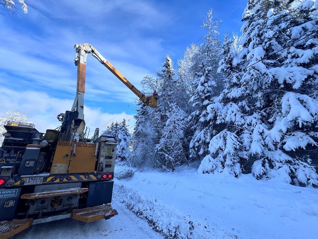 La neige prive des milliers de foyers d'électricité au Québec